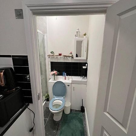 Lovely Apartment Close To Acton Central Station Londyn Zewnętrze zdjęcie